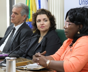 Delegação da Embaixada de Cuba, a Reitora da União de Santiago de Cuba, Diana Sedal Yanes e o Prof. Fidel Castro Neto, em reunião com Reitora da UnB, profª. Rozana Naves. 21/10/2025 Foto: Beto Monteiro/Ascom UnB